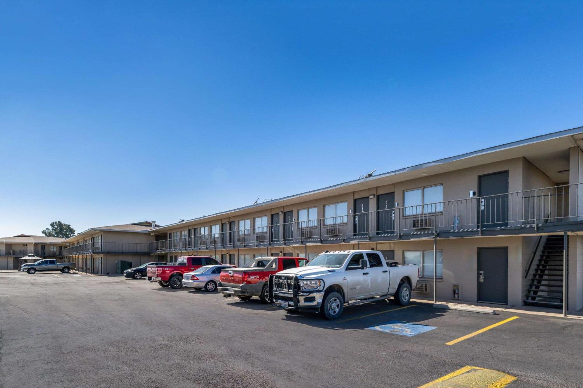 Rodeway Inn Midland Exterior photo